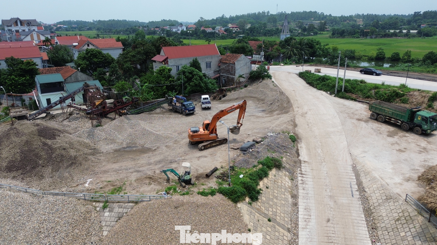 Trong ảnh là một bãi vật liệu xây dựng dọc tuyến đê Hữu Hồng. UBND thành phố Hà Nội chỉ đạo UBND huyện Ba Vì thường xuyên kiểm tra, rà soát, kịp thời phát hiện và xử lý nghiêm các hành vi vi phạm pháp luật về khai thác khoáng sản theo quy định. Đồng thời, đề xuất phương án xử lý và phối hợp với các Sở, ngành liên quan thực hiện giải tỏa triệt để các bến bãi kinh doanh, trung chuyển vật liệu xây dựng dọc tuyến đê Hữu Hồng. Trong ảnh là một bãi vật liệu xây dựng dọc tuyến đê Hữu Hồng. UBND thành phố Hà Nội chỉ đạo UBND huyện Ba Vì thường xuyên kiểm tra, rà soát, kịp thời phát hiện và xử lý nghiêm các hành vi vi phạm pháp luật về khai thác khoáng sản theo quy định. Đồng thời, đề xuất phương án xử lý và phối hợp với các Sở, ngành liên quan thực hiện giải tỏa triệt để các bến bãi kinh doanh, trung chuyển vật liệu xây dựng dọc tuyến đê Hữu Hồng.