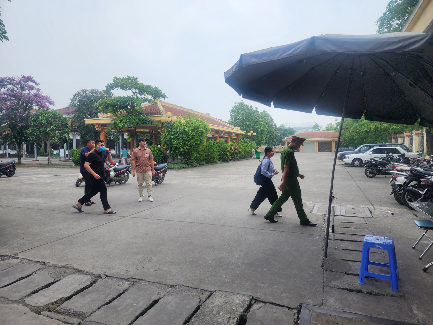 Lực lượng chức năng hướng dẫn thân nhân các nạn nhân làm thủ tục. Lực lượng chức năng hướng dẫn thân nhân các nạn nhân làm thủ tục.