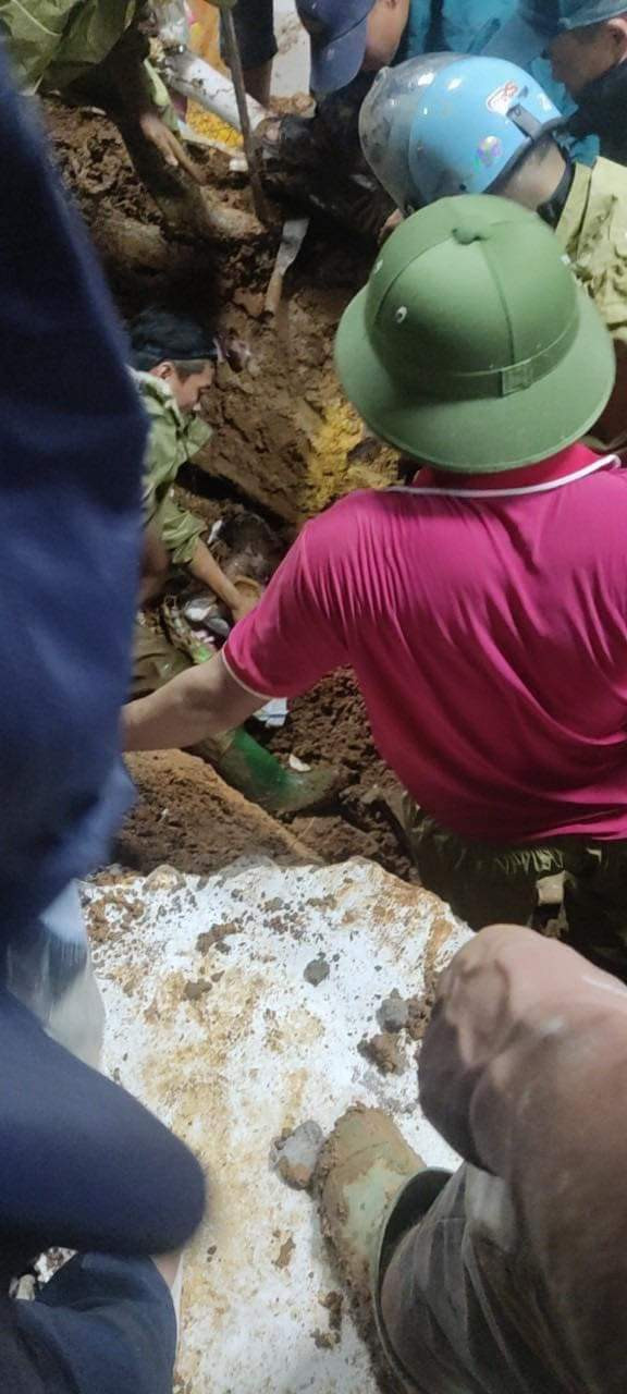 Lực lượng chức năng xuyên đêm tổ chức cứu hộ cứu nạn. Lực lượng chức năng xuyên đêm tổ chức cứu hộ cứu nạn.