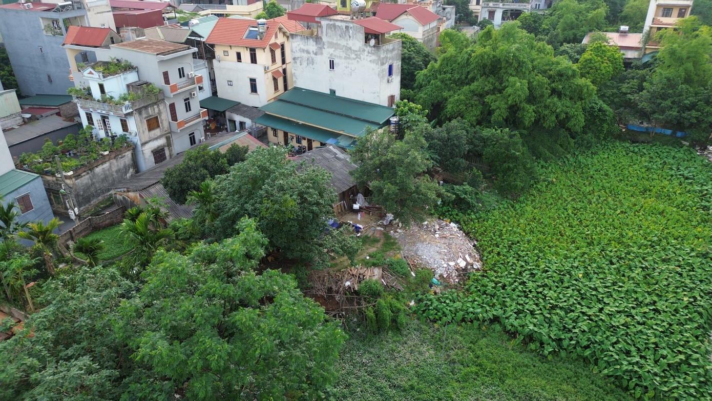 Một hộ gia đình đổ trạc thải, chất thải ven sông Nhuệ. UBND phường đã lập biên bản, xử lý. Một hộ gia đình đổ trạc thải, chất thải ven sông Nhuệ. UBND phường đã lập biên bản, xử lý.