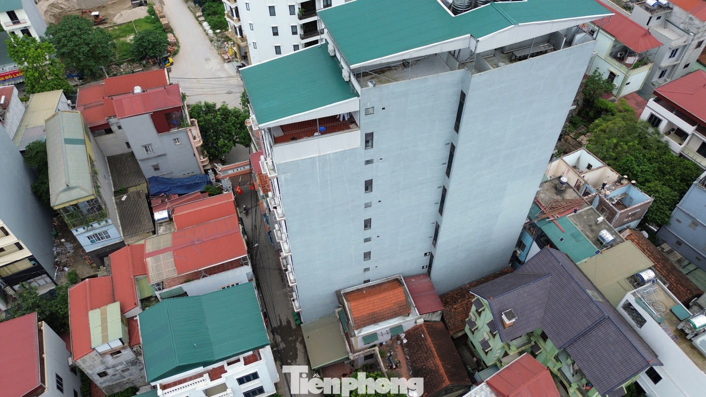 Lãnh đạo UBND xã Kim Chung xác nhận tòa nhà trên vi phạm về trật tự xây dựng. Sáng ngày 27/5, Chủ tịch UBND xã Kim Chung đã xuống các cơ sở để kiểm tra. Địa phương sẽ thông tin cụ thể sau.