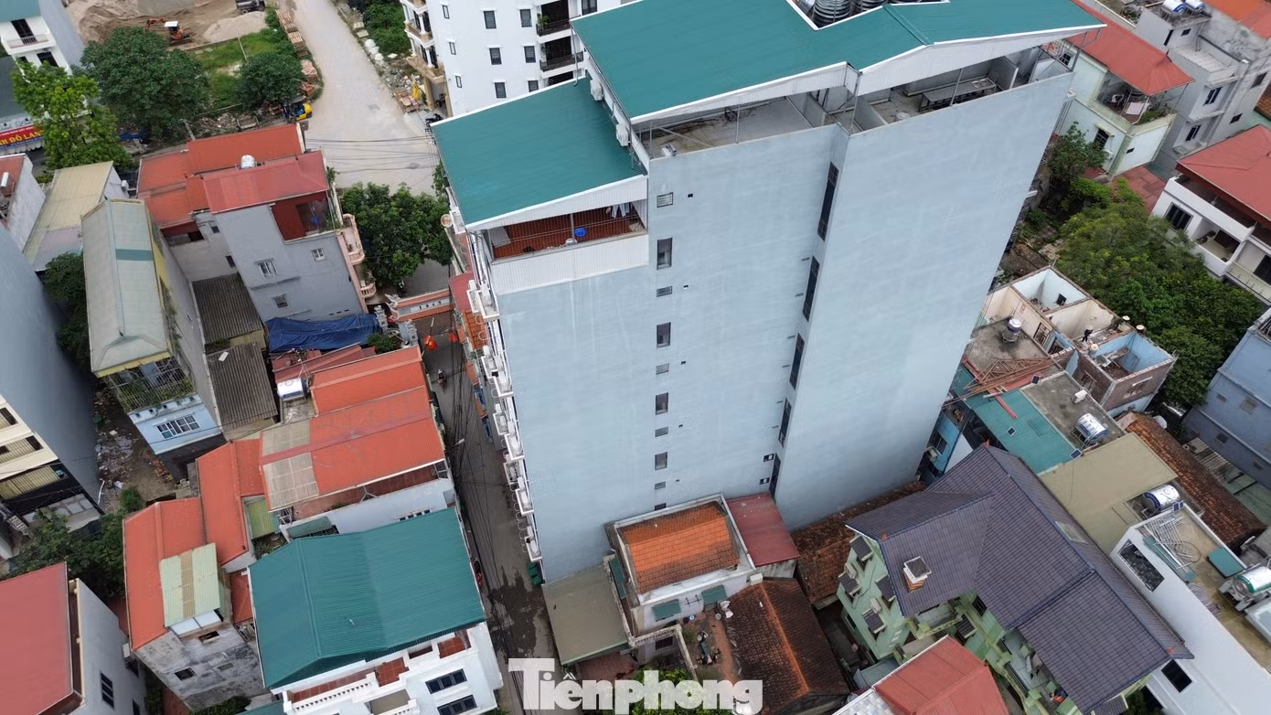 Lãnh đạo UBND xã Kim Chung xác nhận tòa nhà trên vi phạm về trật tự xây dựng. Sáng ngày 27/5, Chủ tịch UBND xã Kim Chung đã xuống các cơ sở để kiểm tra. Địa phương sẽ thông tin cụ thể sau.
