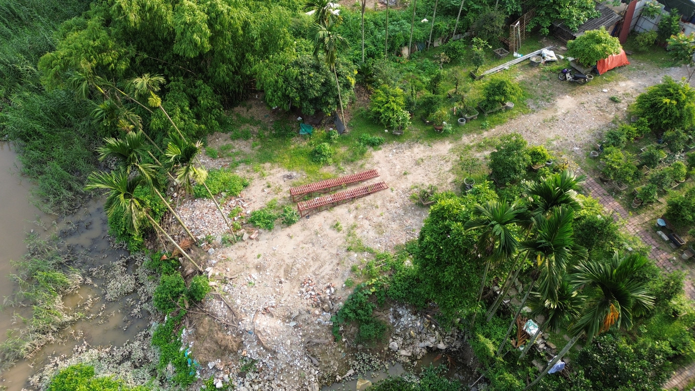 Một điểm đổ trạc thải ven sông Nhuệ đã lâu. Một điểm đổ trạc thải ven sông Nhuệ đã lâu.