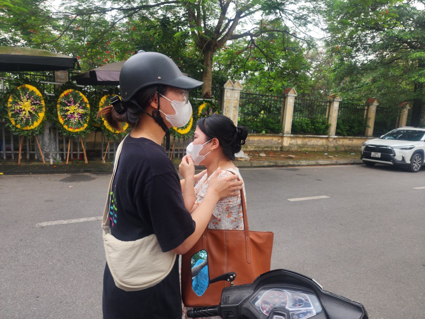 Một đồng nghiệp của nạn nhân đau đớn khi hay tin bạn thân mất. Một đồng nghiệp của nạn nhân đau đớn khi hay tin bạn thân mất.