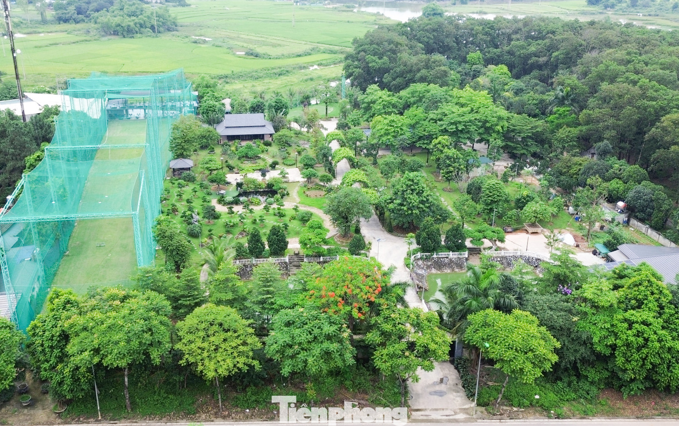 Tại khu vực Gò Bông (xã Đồng Trúc, huyện Thạch Thất, Hà Nội) mọc lên một sân tập golf trên diện tích hơn 13.000m2. Theo quan sát của PV, trong khuôn viên có tường bao, ao, nhà chòi, sân tập golf...