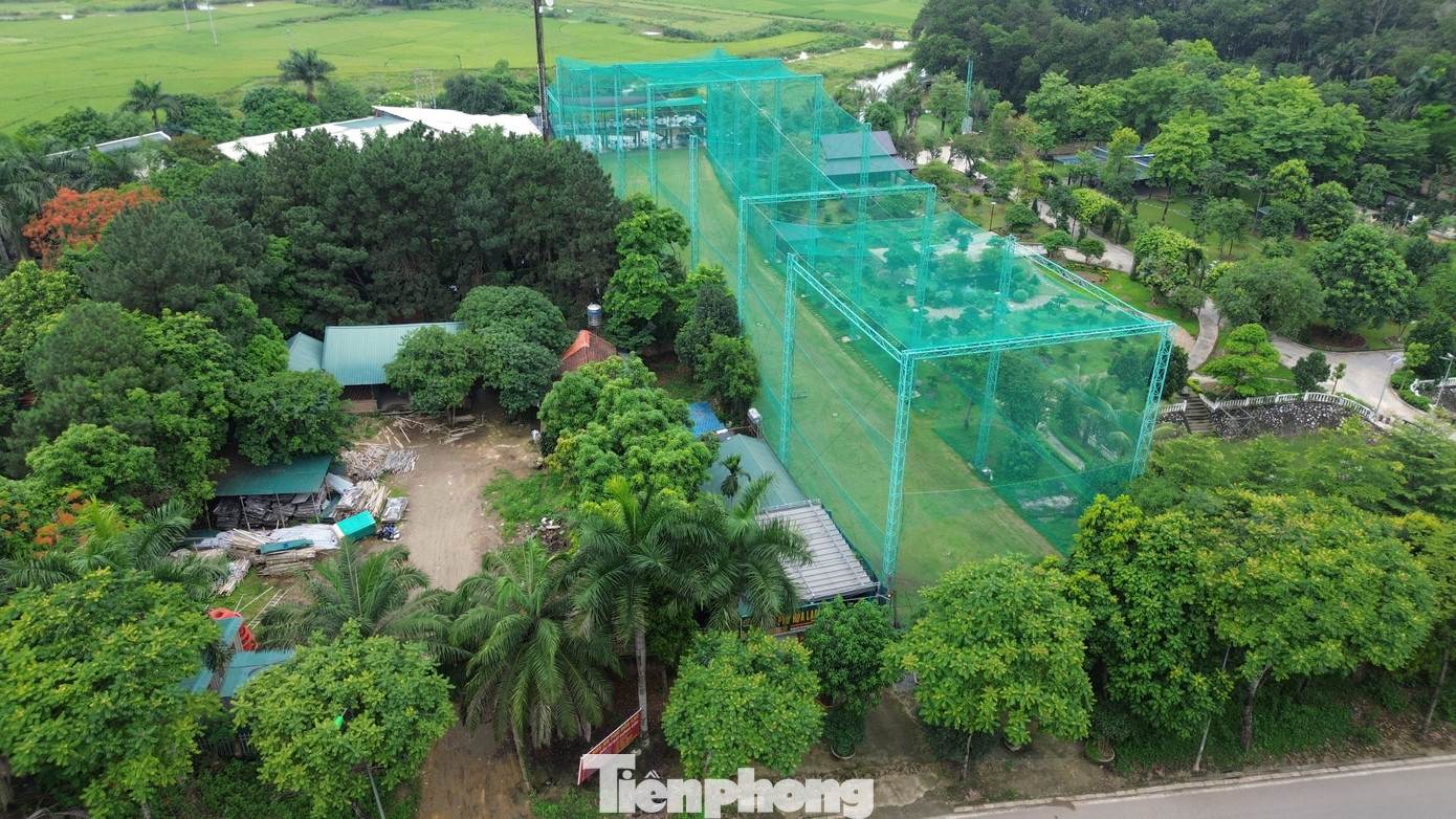 Năm 2019, ông Kiều Văn Chúc chuyển nhượng dự án (viết tay) cho ông Nguyễn Đình Anh. Theo Chủ tịch UBND xã Nguyễn Đình Nghi, sau khi nhận chuyển nhượng, ông Nguyễn Đình Anh đã san nền, thu hẹp diện tích ao (được phê duyệt 3.000m2) do không có nhu cầu sử dụng hết và làm nhà chòi. UBND xã Đồng Trúc đã lập biên bản vi phạm hành chính và xử phạt 3 triệu đồng, đồng thời yêu cầu chủ đầu tư tháo dỡ phần vi phạm. Chủ đầu tư đã nộp phạt tiền, nhưng chưa tự nguyện tháo dỡ nhà chòi.