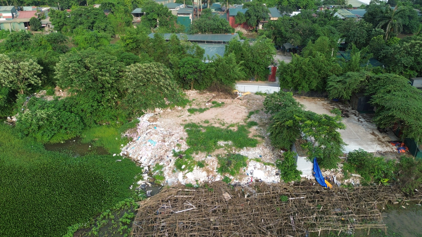 Cận cảnh một điểm đổ trạc thải ven bờ hồ Song. Cận cảnh một điểm đổ trạc thải ven bờ hồ Song.