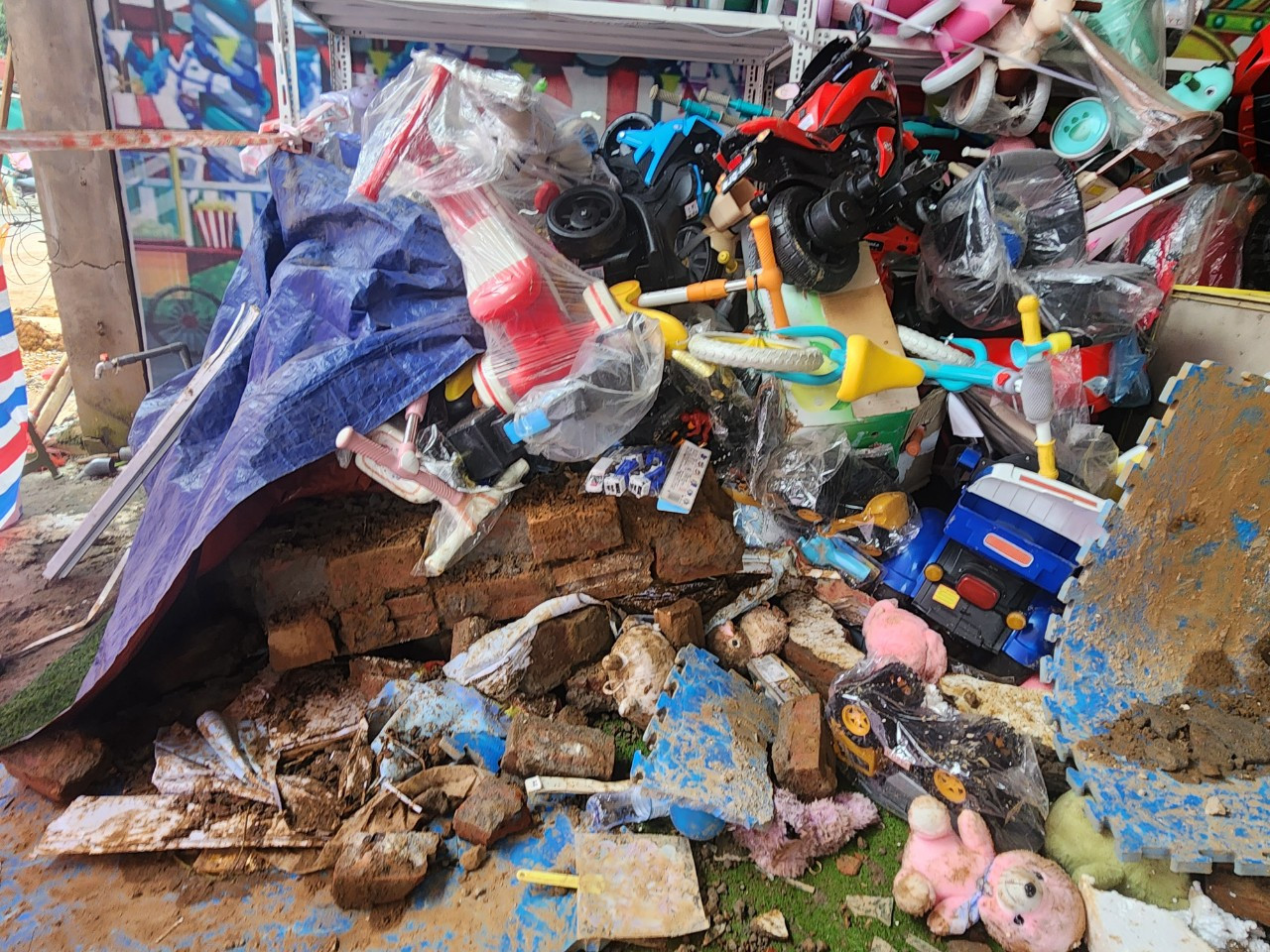 Hàng hóa trong cửa hàng lẫn trong đất đá.