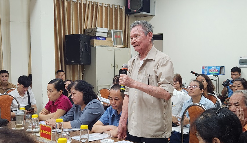 Người dân nêu ý kiến tại buổi đối thoại Người dân nêu ý kiến tại buổi đối thoại