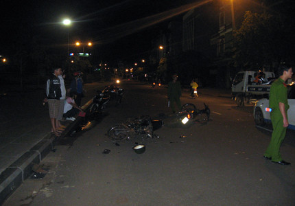 Hiện trường vụ TNGT thứ nhất . Hiện trường vụ TNGT thứ nhất