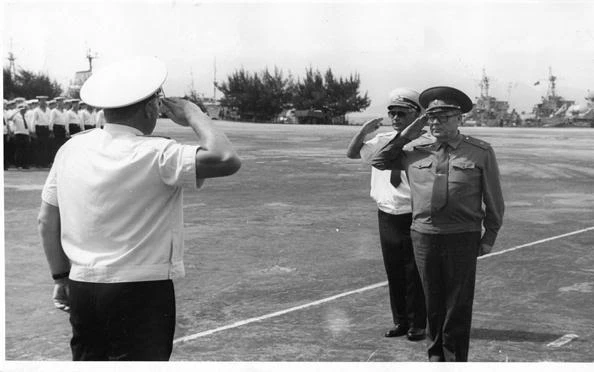 Cam Ranh, 1988. Tham mưu trưởng binh đoàn 17 Krasnikov A.G. báo cáo với đại tướng Lizitchev A.D