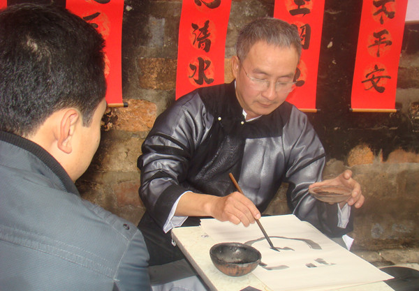 Thư pháp gia Lưu Việt vẽ tranh phác họa cho một nam thanh niên