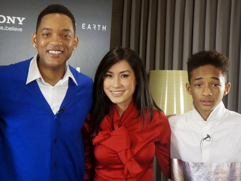 Will Smith và Jaden Smith chụp ảnh lưu niệm với Kathy Uyên sau buổi phỏng vấn riêng