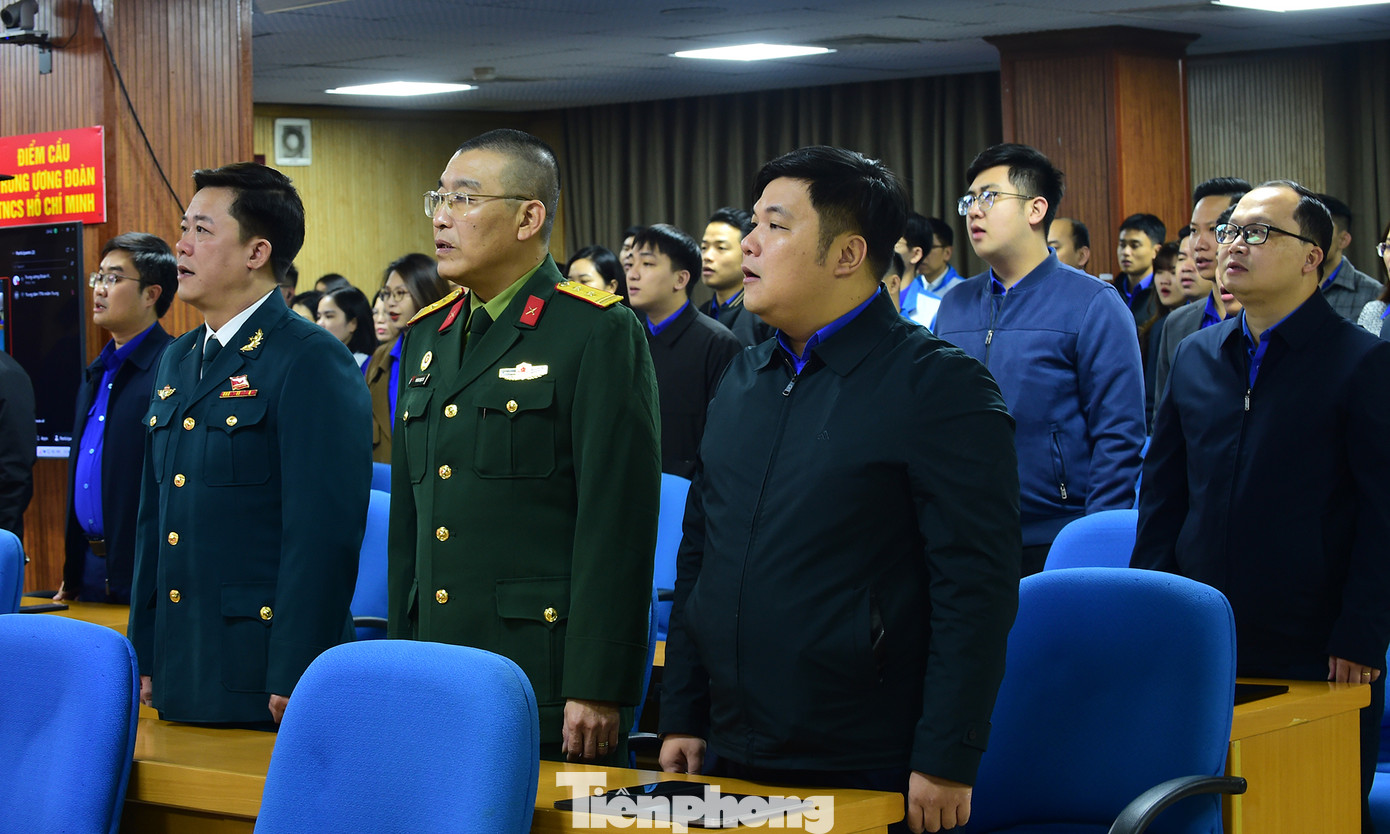 Lãnh đạo Đảng ủy, Công đoàn, Đoàn Thanh niên, Hội cựu chiến binh và lãnh đạo, chuyên viên các ban cơ quan T.Ư Đoàn tham dự lễ chào cờ tháng 12. Ảnh: Xuân Tùng