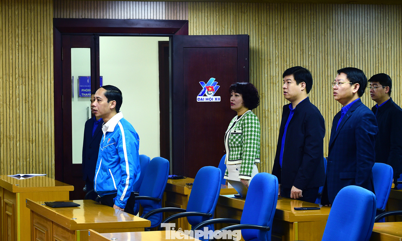 Lãnh đạo Đảng ủy, Công đoàn, Đoàn Thanh niên, Hội cựu chiến binh và lãnh đạo, chuyên viên các ban cơ quan T.Ư Đoàn tham dự lễ chào cờ tháng 12. Ảnh: Xuân Tùng