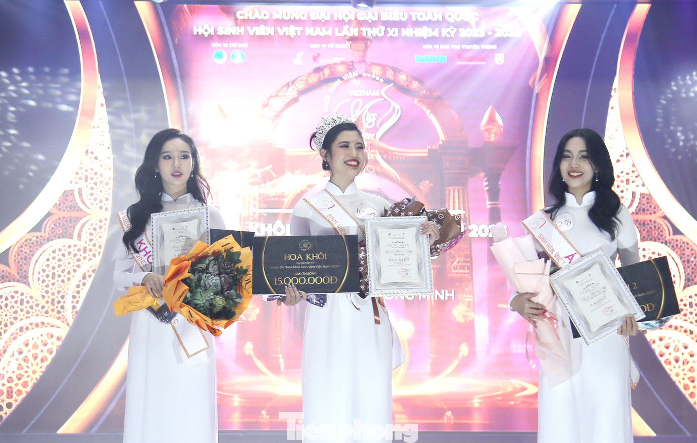 Kết quả chung cuộc, danh hiệu Hoa khôi thuộc về thí sinh Nguyễn Phương Nguyên (SBD 1028) sinh viên Trường ĐH Mở Hà Nội. Á khôi 1 là thí sinh Trịnh Ngọc Trinh (SBD 1100) sinh viên Trường ĐHQG Hà Nội; Á khôi 2 là thí sinh Nguyễn Hải Vân Anh (SBD 1076) sinh viên Trường ĐH Ngoại thương Hà Nội. Ảnh: Thế Hiển