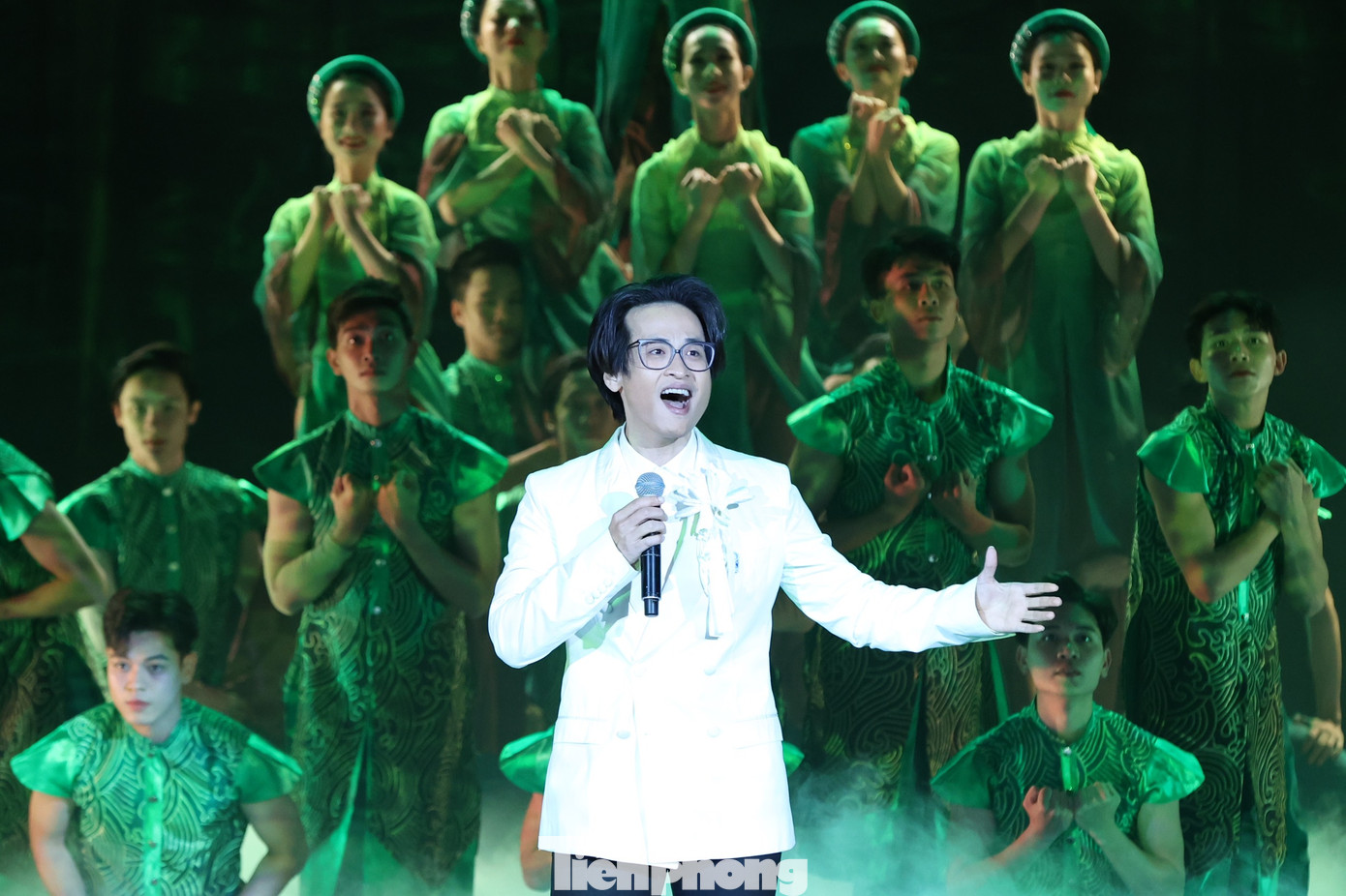 Ca sĩ Hà Anh Tuấn trình diễn trong chương trình.