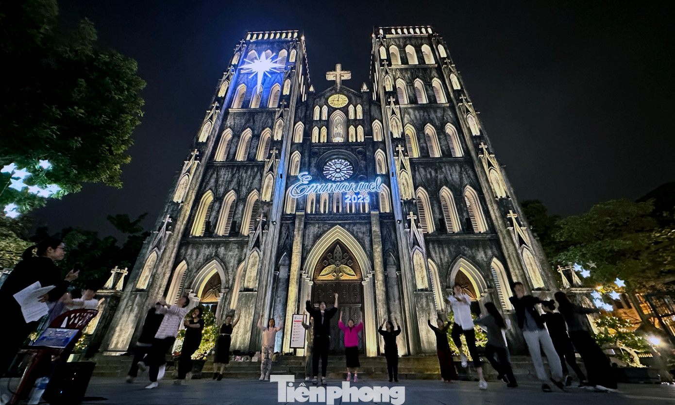 Cùng với sự hiện diện của dòng chữ "Emanuel 2023"; cây thông khổng lồ được trang trí bông tuyết, đèn sáng nhấp nháy; hình ảnh hang đá... trang hoàng trước mặt Nhà thờ Lớn với nhiều hoạt động tập luyện, chuẩn bị đón lễ Noel. Ảnh: Tường Kha