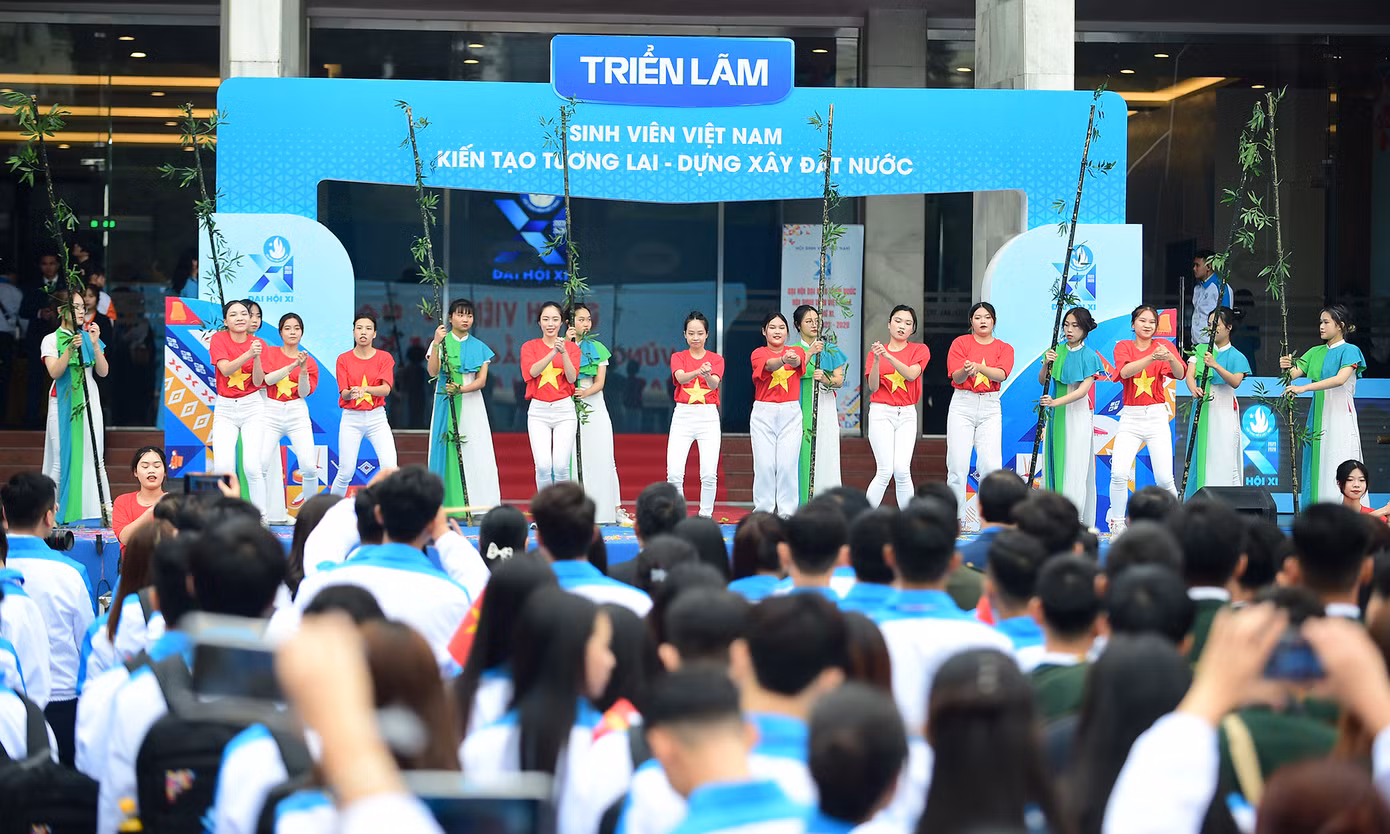 Tiết mục văn nghệ mở đầu triển lãm Đại hội Đại biểu Hội Sinh viên Việt Nam lần thứ XI. Ảnh: Như Ý - Xuân Tùng Tiết mục văn nghệ mở đầu triển lãm Đại hội Đại biểu Hội Sinh viên Việt Nam lần thứ XI. Ảnh: Như Ý - Xuân Tùng