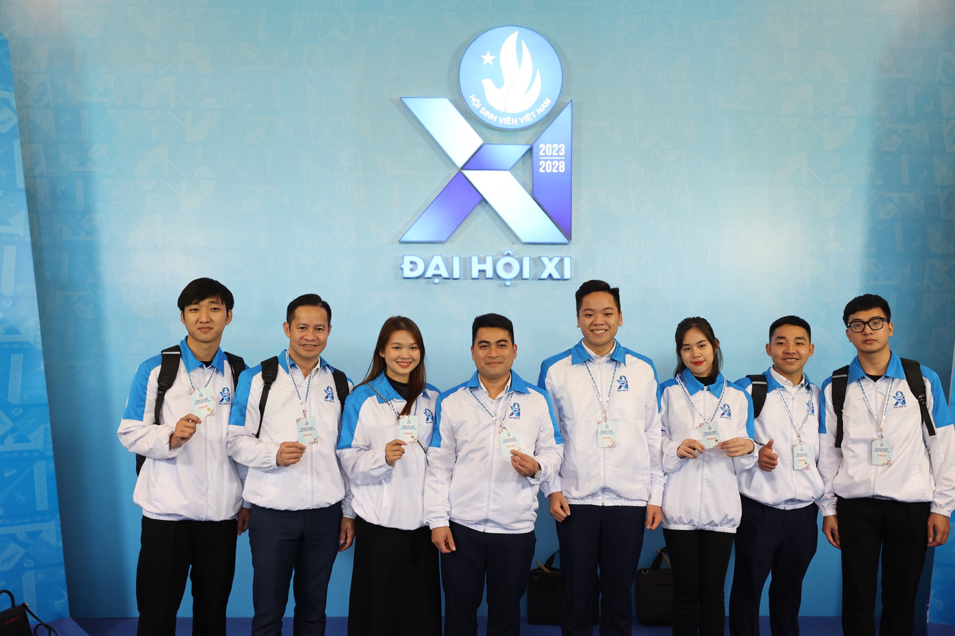 Các đại biểu chụp ảnh tại không gian triển lãm. Ảnh: Như Ý - Trọng Tài