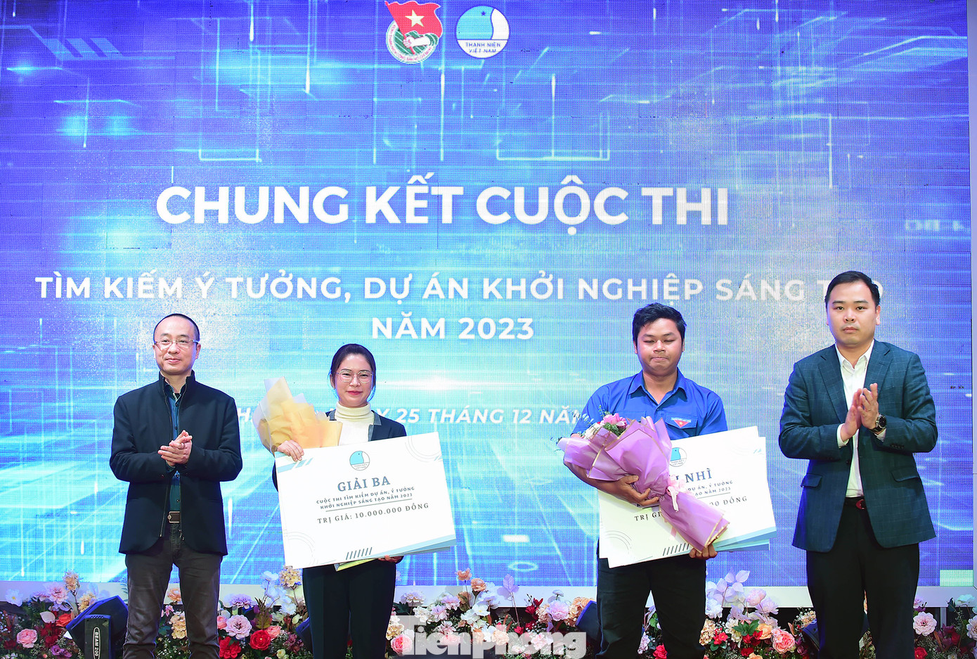 Anh Nguyễn Xuân Hiếu - Phó Trưởng Ban Đoàn kết tập hợp thanh niên T.Ư Đoàn, Ủy viên thường trực Đoàn Chủ tịch Ủy ban T.Ư Hội LHTN Việt Nam (bên phải) và anh Nguyễn Phan Huy Khôi - Giám đốc Trung tâm Hỗ trợ Thanh niên khởi nghiệp trao tặng giải Nhì và giải Ba cho tác giả đoạt giải. Ảnh: Xuân Tùng