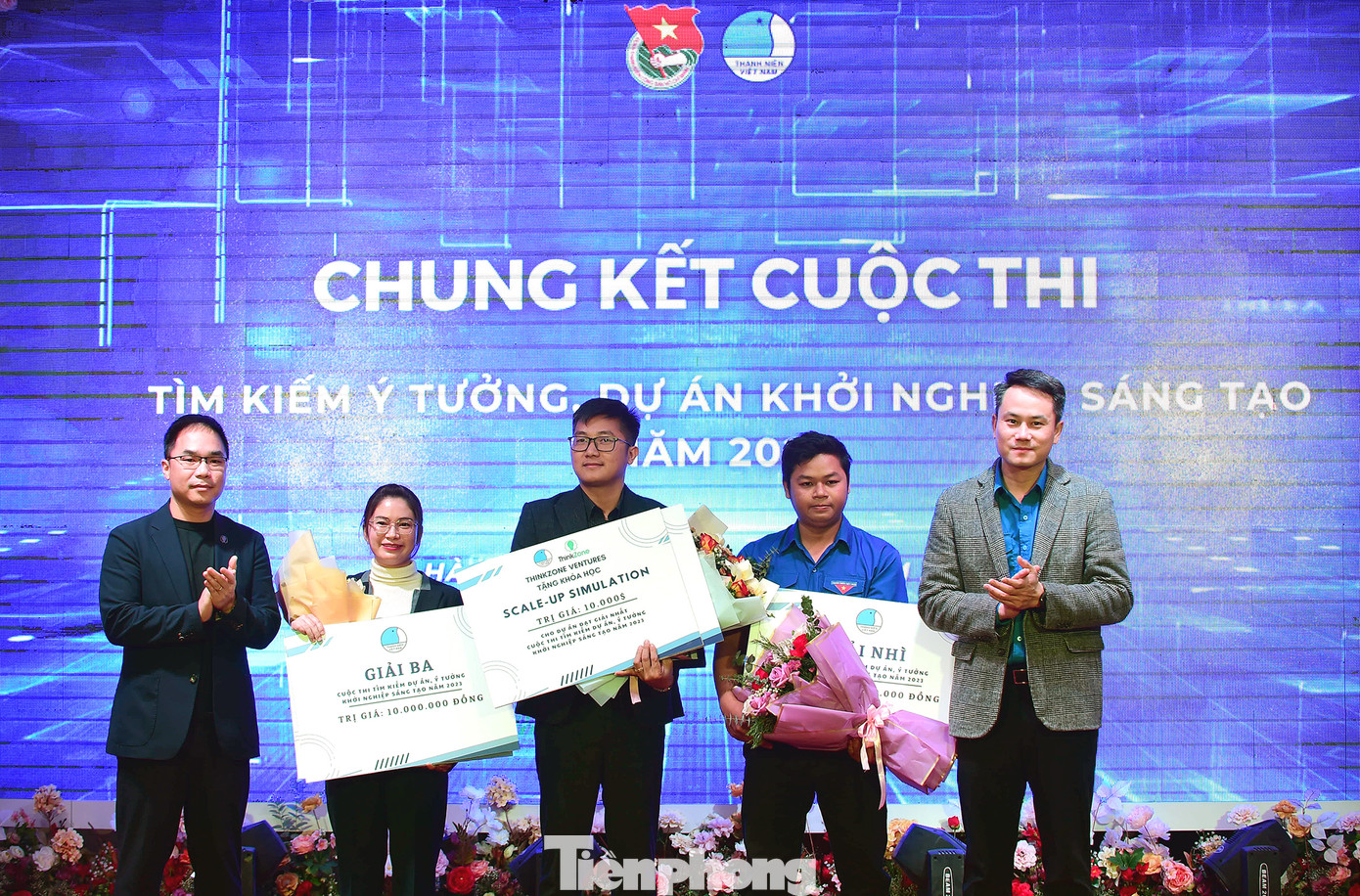 Anh Nguyễn Kim Quy - Phó Chủ tịch thường trực T.Ư Hội LHTN Việt Nam và anh Bùi Thành Đô - CEO Quỹ đầu tư mạo hiểm ThinkZone Ventures trao giải Nhất cho tác giả Trần Văn Xuân (giữa ảnh). Ảnh: Xuân Tùng