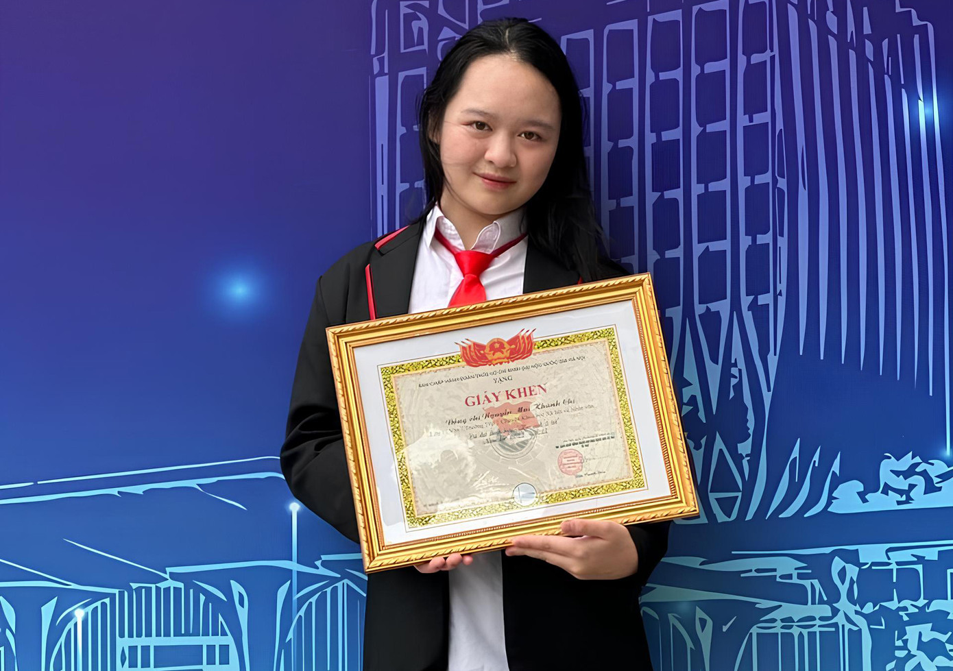 Nguyễn Mai Khánh Chi nhận giấy khen "Học sinh 3 tốt". Ảnh: NVCC Nguyễn Mai Khánh Chi nhận giấy khen "Học sinh 3 tốt". Ảnh: NVCC