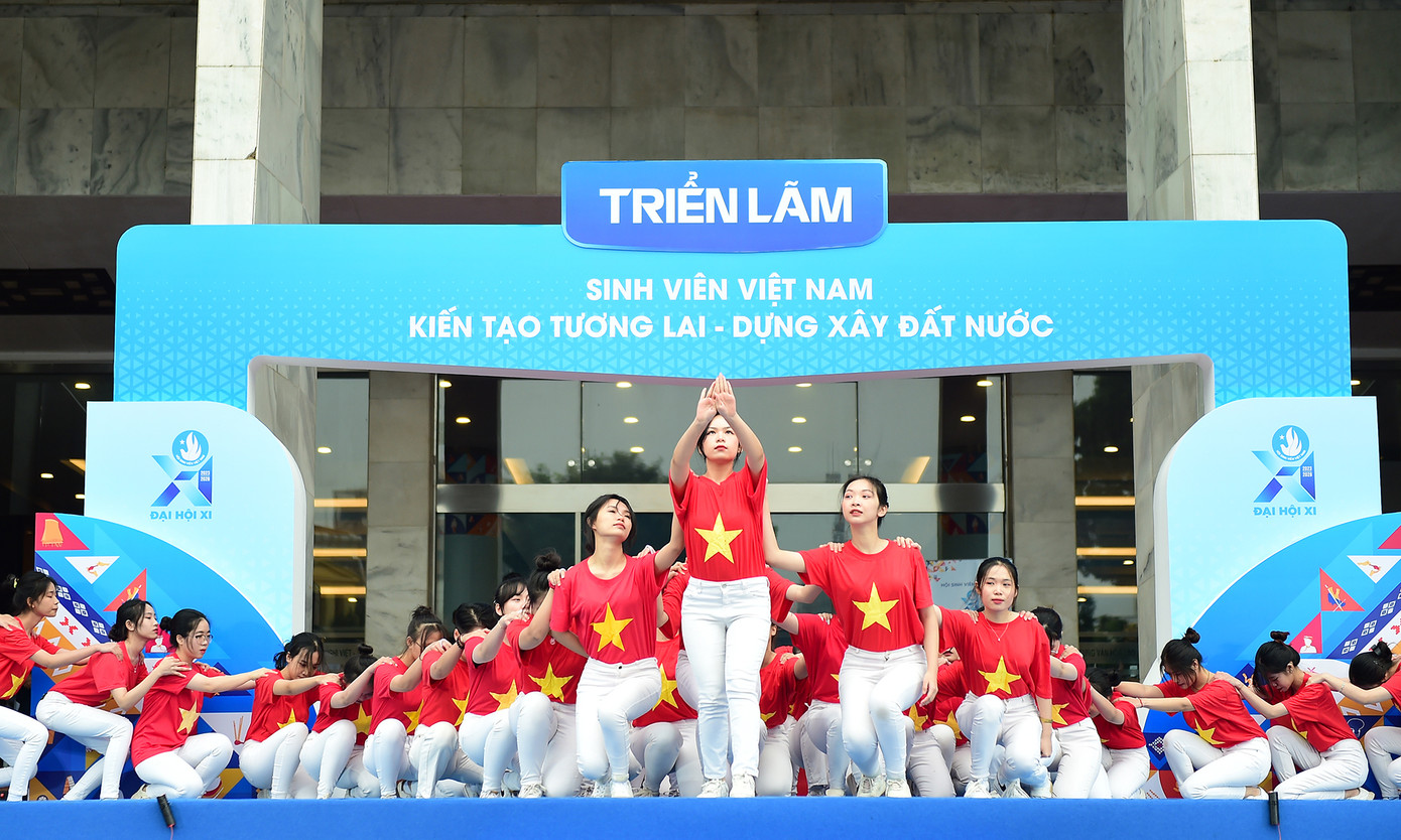 Tiết mục văn nghệ mở đầu triển lãm Đại hội Đại biểu Hội Sinh viên Việt Nam lần thứ XI. Ảnh: Như Ý - Xuân Tùng