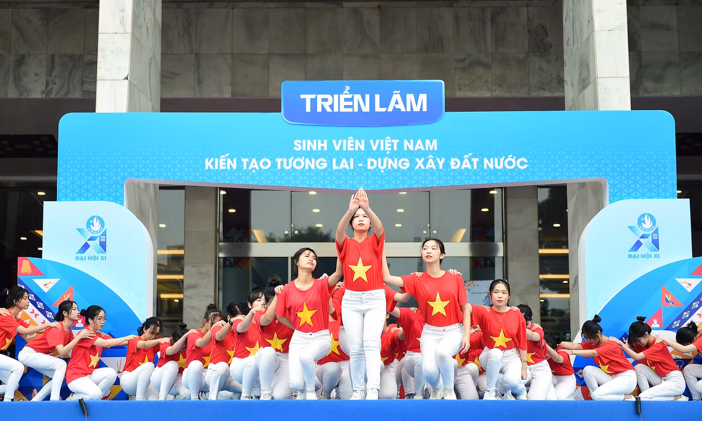 Tiết mục văn nghệ mở đầu triển lãm Đại hội Đại biểu Hội Sinh viên Việt Nam lần thứ XI. Ảnh: Như Ý - Xuân Tùng Tiết mục văn nghệ mở đầu triển lãm Đại hội Đại biểu Hội Sinh viên Việt Nam lần thứ XI. Ảnh: Như Ý - Xuân Tùng