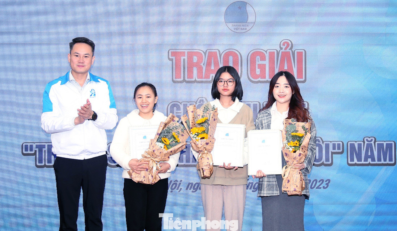 Anh Nguyễn Kim Quy - Trưởng Ban Đoàn kết tập hợp thanh niên T.Ư Đoàn, Phó Chủ tịch thường trực T.Ư Hội LHTN Việt Nam trao giải thưởng cho ba thí sinh đoạt giải tại cuộc thi viết "Trang sách thay đổi cuộc đời tôi" năm 2023. Ảnh: Lâm Đăng Hải Anh Nguyễn Kim Quy - Trưởng Ban Đoàn kết tập hợp thanh niên T.Ư Đoàn, Phó Chủ tịch thường trực T.Ư Hội LHTN Việt Nam trao giải thưởng cho ba thí sinh đoạt giải tại cuộc thi viết "Trang sách thay đổi cuộc đời tôi" năm 2023. Ảnh: Lâm Đăng Hải