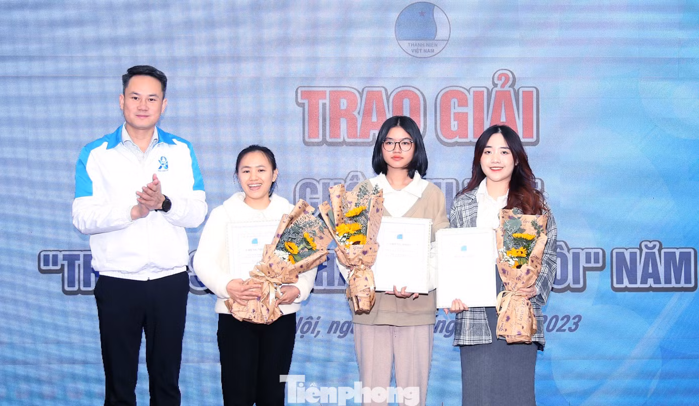 Anh Nguyễn Kim Quy - Trưởng Ban Đoàn kết tập hợp thanh niên T.Ư Đoàn, Phó Chủ tịch thường trực T.Ư Hội LHTN Việt Nam trao giải thưởng cho ba thí sinh đoạt giải tại cuộc thi viết "Trang sách thay đổi cuộc đời tôi" năm 2023. Ảnh: Lâm Đăng Hải