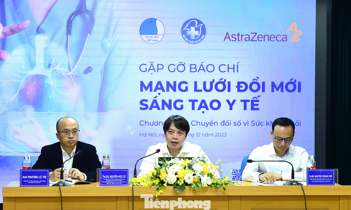 Chủ trì họp báo có anh Nguyễn Hữu Tú - Phó Chủ tịch kiêm Tổng Thư ký T.Ư Hội Thầy thuốc trẻ Việt Nam; TS. Bác sĩ Nguyễn Trọng Sơn - Phó Chủ tịch T.Ư Hội Thầy thuốc trẻ Việt Nam, Chủ tịch Hội Thầy thuốc trẻ TP Hà Nội; ông Phương Lễ Trí - Giám đốc Y khoa, Pháp quy, Chất lượng AstraZeneca Việt Nam. Ảnh: Xuân Tùng Chủ trì họp báo có anh Nguyễn Hữu Tú - Phó Chủ tịch kiêm Tổng Thư ký T.Ư Hội Thầy thuốc trẻ Việt Nam; TS. Bác sĩ Nguyễn Trọng Sơn - Phó Chủ tịch T.Ư Hội Thầy thuốc trẻ Việt Nam, Chủ tịch Hội Thầy thuốc trẻ TP Hà Nội; ông Phương Lễ Trí - Giám đốc Y khoa, Pháp quy, Chất lượng AstraZeneca Việt Nam. Ảnh: Xuân Tùng