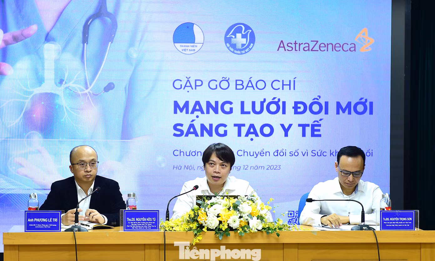 Chủ trì họp báo có anh Nguyễn Hữu Tú - Phó Chủ tịch kiêm Tổng Thư ký T.Ư Hội Thầy thuốc trẻ Việt Nam; TS. Bác sĩ Nguyễn Trọng Sơn - Phó Chủ tịch T.Ư Hội Thầy thuốc trẻ Việt Nam, Chủ tịch Hội Thầy thuốc trẻ TP Hà Nội; ông Phương Lễ Trí - Giám đốc Y khoa, Pháp quy, Chất lượng AstraZeneca Việt Nam. Ảnh: Xuân Tùng