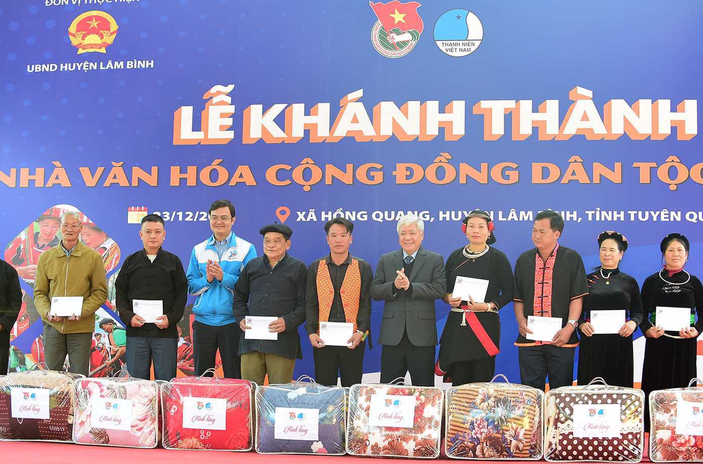 Chủ tịch Ủy ban T.Ư MTTQ Việt Nam Đỗ Văn Chiến và Bí thư thứ nhất T.Ư Đoàn Bùi Quang Huy tặng chăn ấm và quà tới người dân tại chương trình. Ảnh: Xuân Tùng Chủ tịch Ủy ban T.Ư MTTQ Việt Nam Đỗ Văn Chiến và Bí thư thứ nhất T.Ư Đoàn Bùi Quang Huy tặng chăn ấm và quà tới người dân tại chương trình. Ảnh: Xuân Tùng