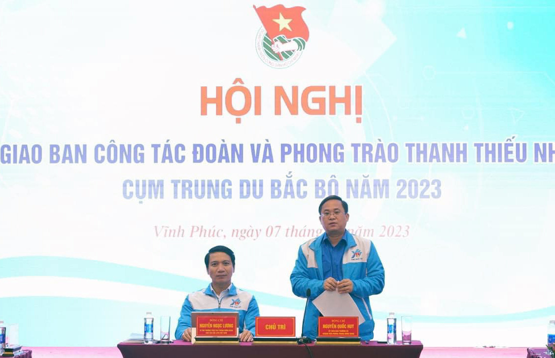 Anh Nguyễn Quốc Huy - Ủy viên Ban Thường vụ, Chánh Văn phòng T.Ư Đoàn báo cáo ý kiến của các ban T.Ư Đoàn về kết quả công tác năm 2023 của Cụm Trung du Bắc Bộ. Ảnh: Kiều Anh