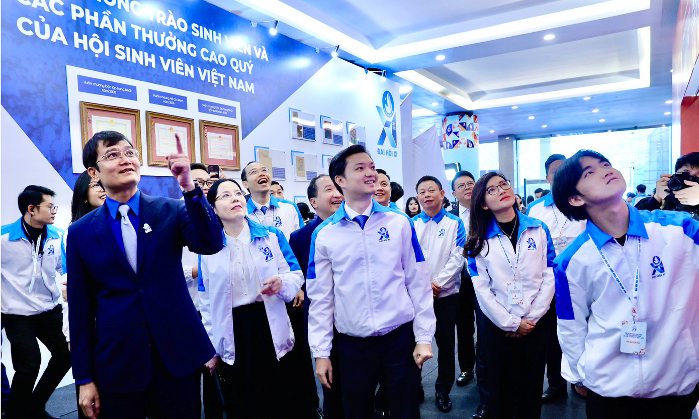 Bí thư thứ nhất T.Ư Đoàn Bùi Quang Huy và các đại biểu tham quan triển lãm. Ảnh: Trọng Tài