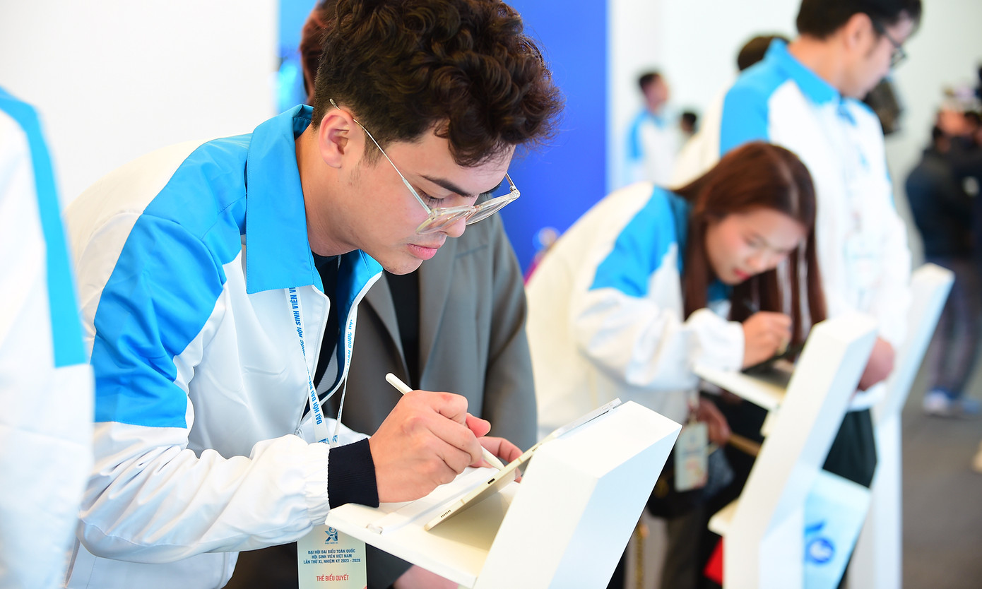 Các đại biểu gửi thông điệp tới Đại hội XI. Ảnh: Như Ý - Trọng Tài - Xuân Tùng