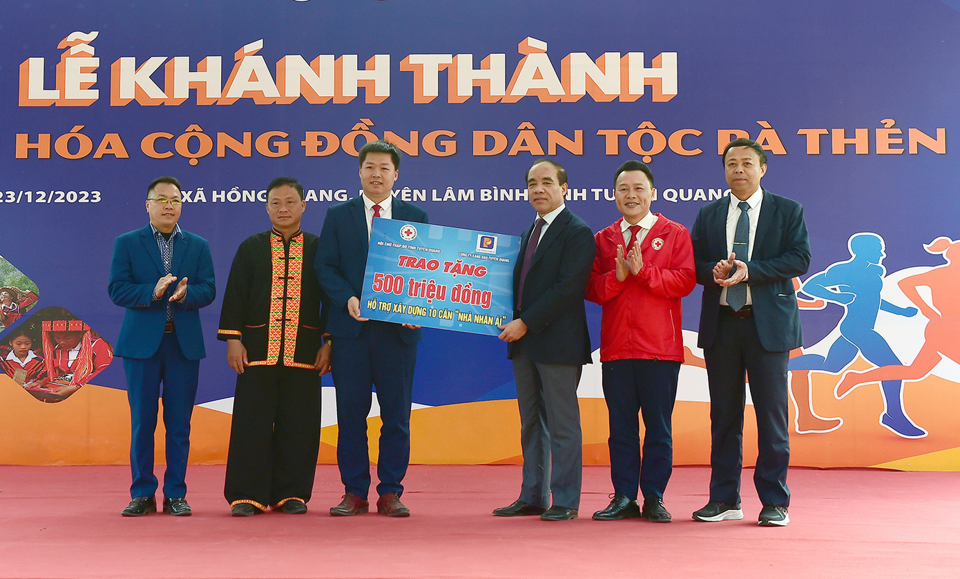 Bí thư Tỉnh ủy, Trưởng đoàn đại biểu Quốc hội tỉnh Tuyên Quang Chẩu Văn Lâm trao biển tượng trưng xây Nhà nhân ái. Ảnh: Xuân Tùng Bí thư Tỉnh ủy, Trưởng đoàn đại biểu Quốc hội tỉnh Tuyên Quang Chẩu Văn Lâm trao biển tượng trưng xây Nhà nhân ái. Ảnh: Xuân Tùng