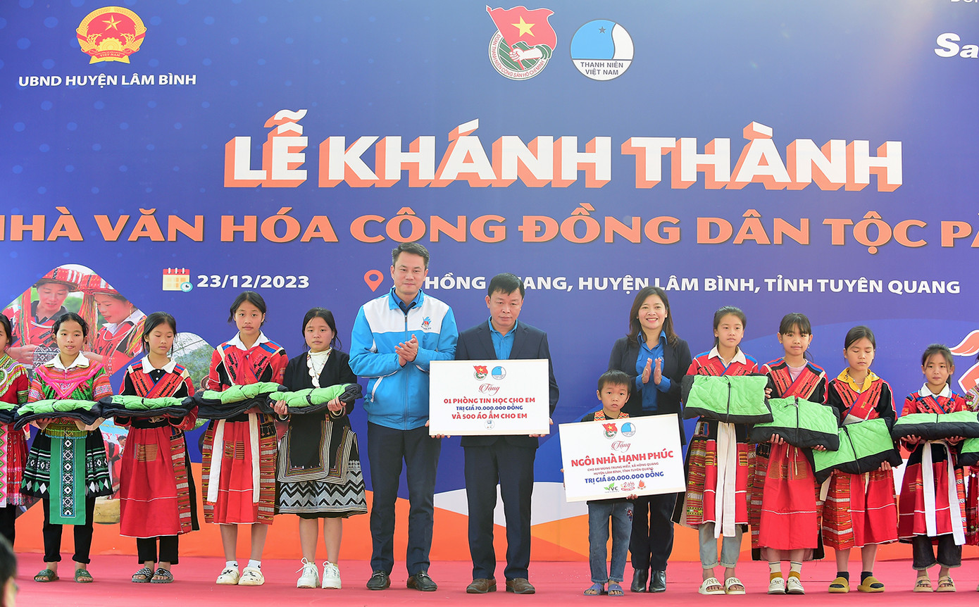 Chương trình trao tặng nhiều phần quà ý nghĩa tới học sinh dân tộc Pà Thẻn. Ảnh: Xuân Tùng Chương trình trao tặng nhiều phần quà ý nghĩa tới học sinh dân tộc Pà Thẻn. Ảnh: Xuân Tùng