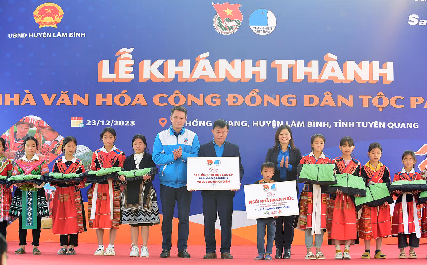 Chương trình trao tặng nhiều phần quà ý nghĩa tới học sinh dân tộc Pà Thẻn. Ảnh: Xuân Tùng