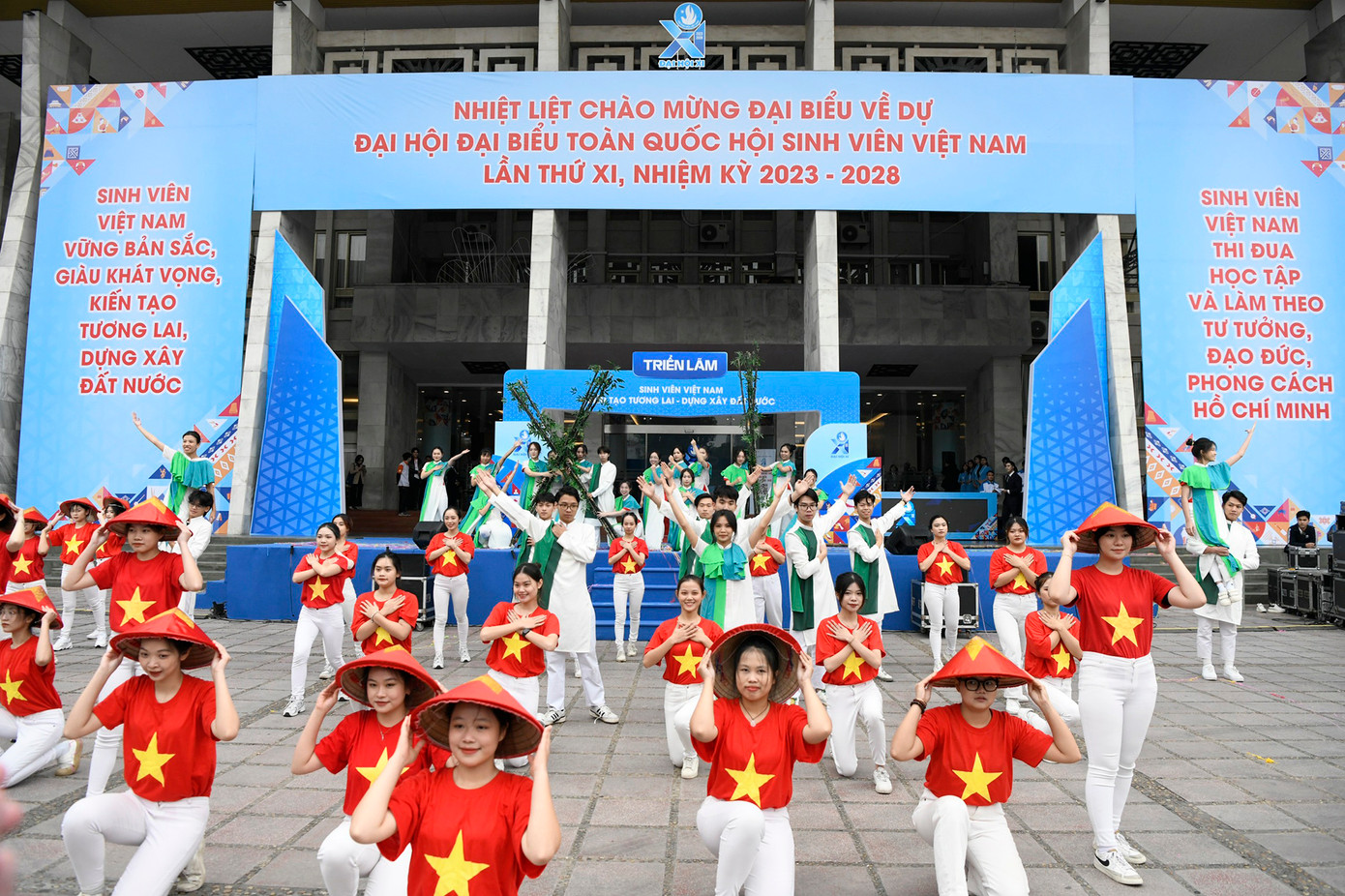 Tiết mục văn nghệ mở đầu triển lãm Đại hội Đại biểu Hội Sinh viên Việt Nam lần thứ XI. Ảnh: Như Ý - Xuân Tùng