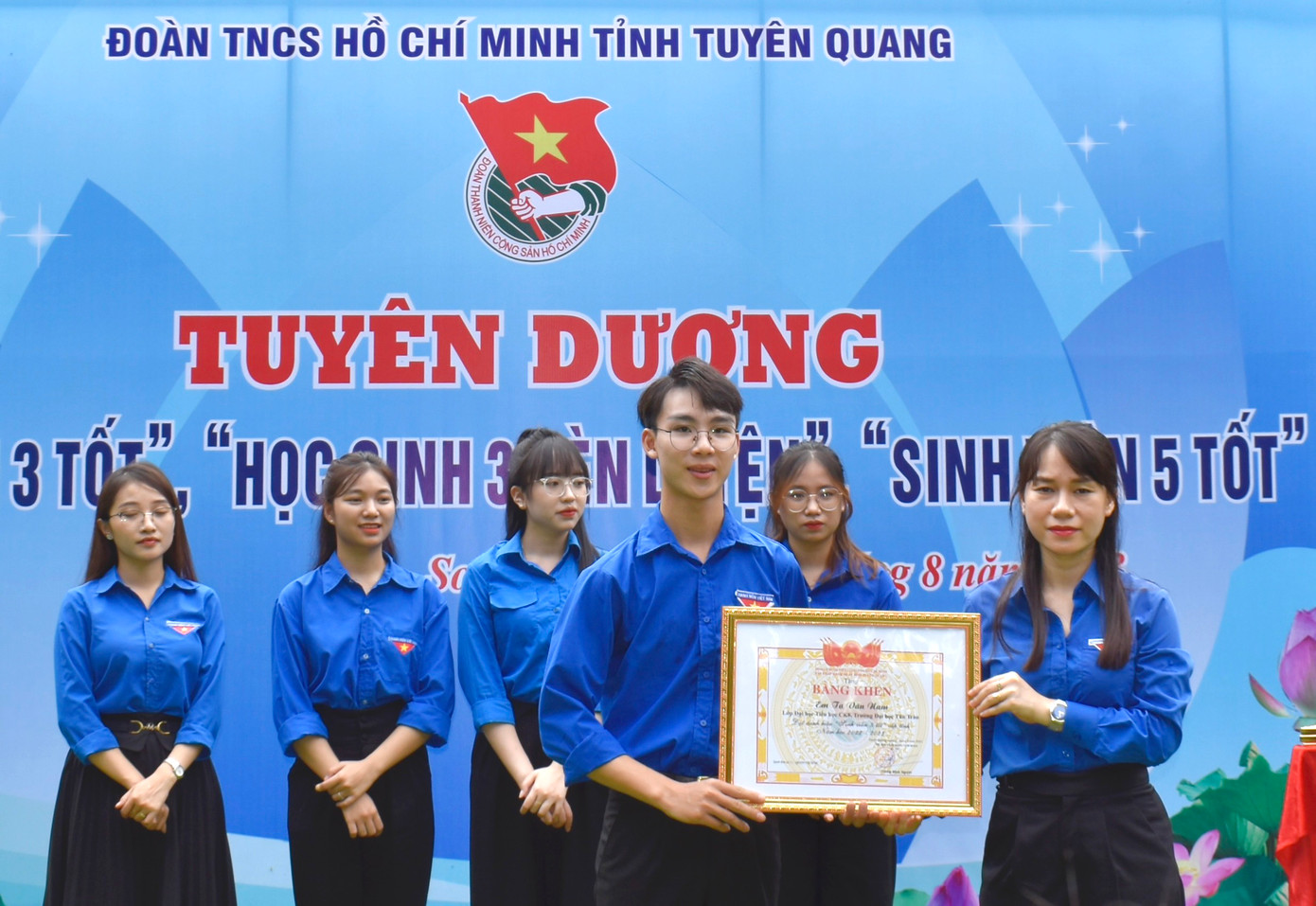 Tạ Văn Nam đạt danh hiệu "Sinh viên 5 tốt" cấp tỉnh. Ảnh: NVCC Tạ Văn Nam đạt danh hiệu "Sinh viên 5 tốt" cấp tỉnh. Ảnh: NVCC