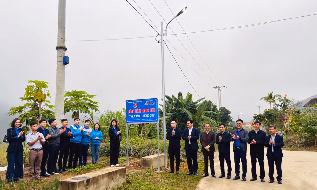 Chương trình trao tặng công trình thanh niên "Thắp sáng đường quê" trị giá 50 triệu đồng. Ảnh: BTC