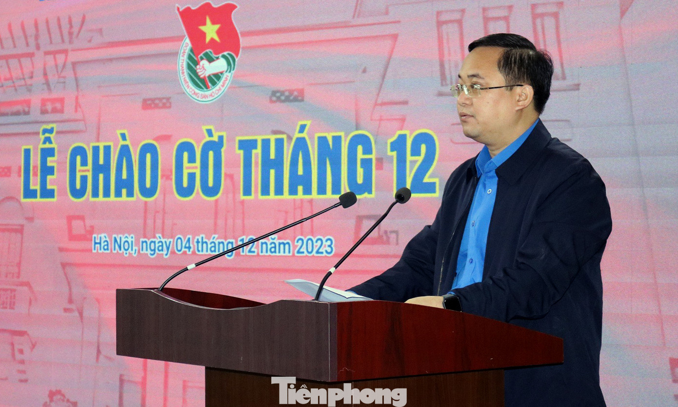 Anh Nguyễn Quốc Huy báo cáo tóm tắt kết quả công tác đoàn và phong trào thanh thiếu tháng 11. Ảnh: Cao Nguyên