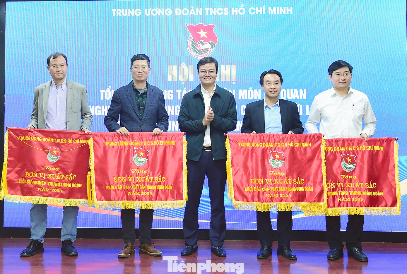 Anh Bùi Quang Huy trao Cờ đơn vị xuất sắc cho 4 tập thể. Ảnh: Xuân Tùng