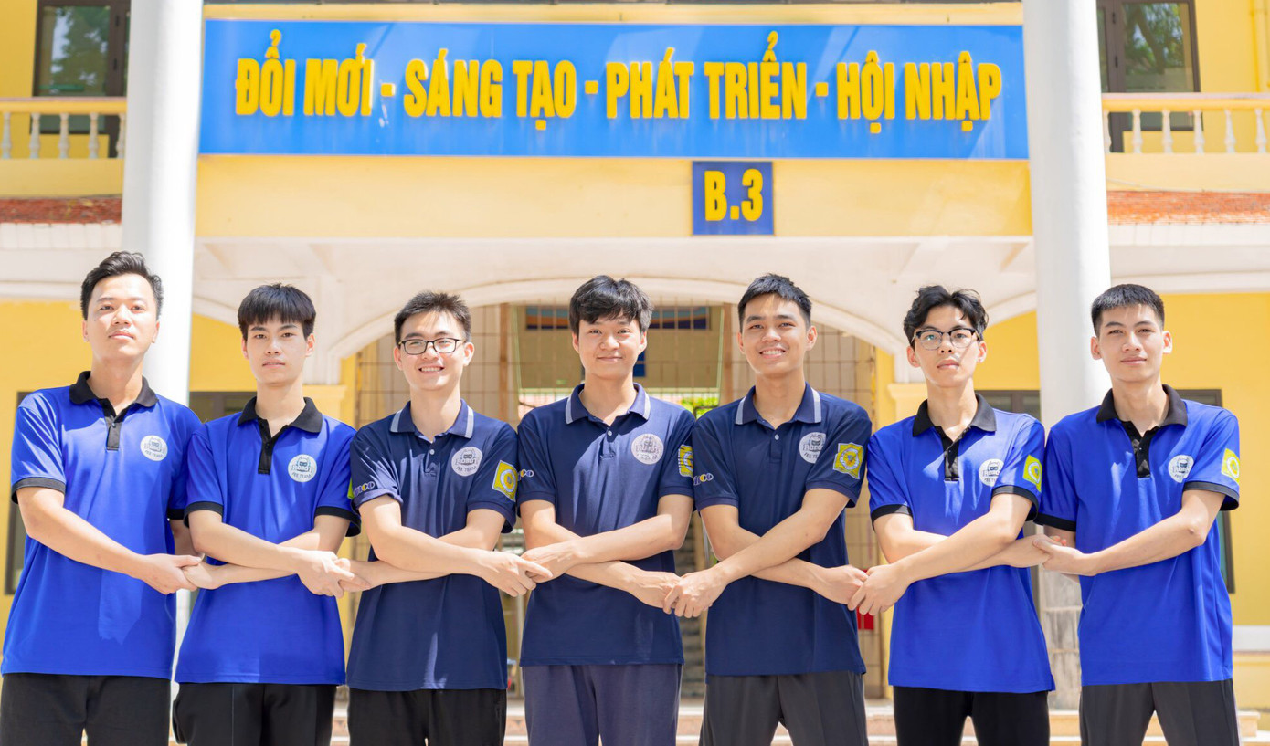 Đào Văn Hiếu (thứ 4 từ trái sang) là đội trưởng Robocon của Trường ĐH Công nghiệp tranh tài tại ABU Robocon Châu Á - Thái Bình Dương năm 2023. Ảnh: NVCC Đào Văn Hiếu (thứ 4 từ trái sang) là đội trưởng Robocon của Trường ĐH Công nghiệp tranh tài tại ABU Robocon Châu Á - Thái Bình Dương năm 2023. Ảnh: NVCC