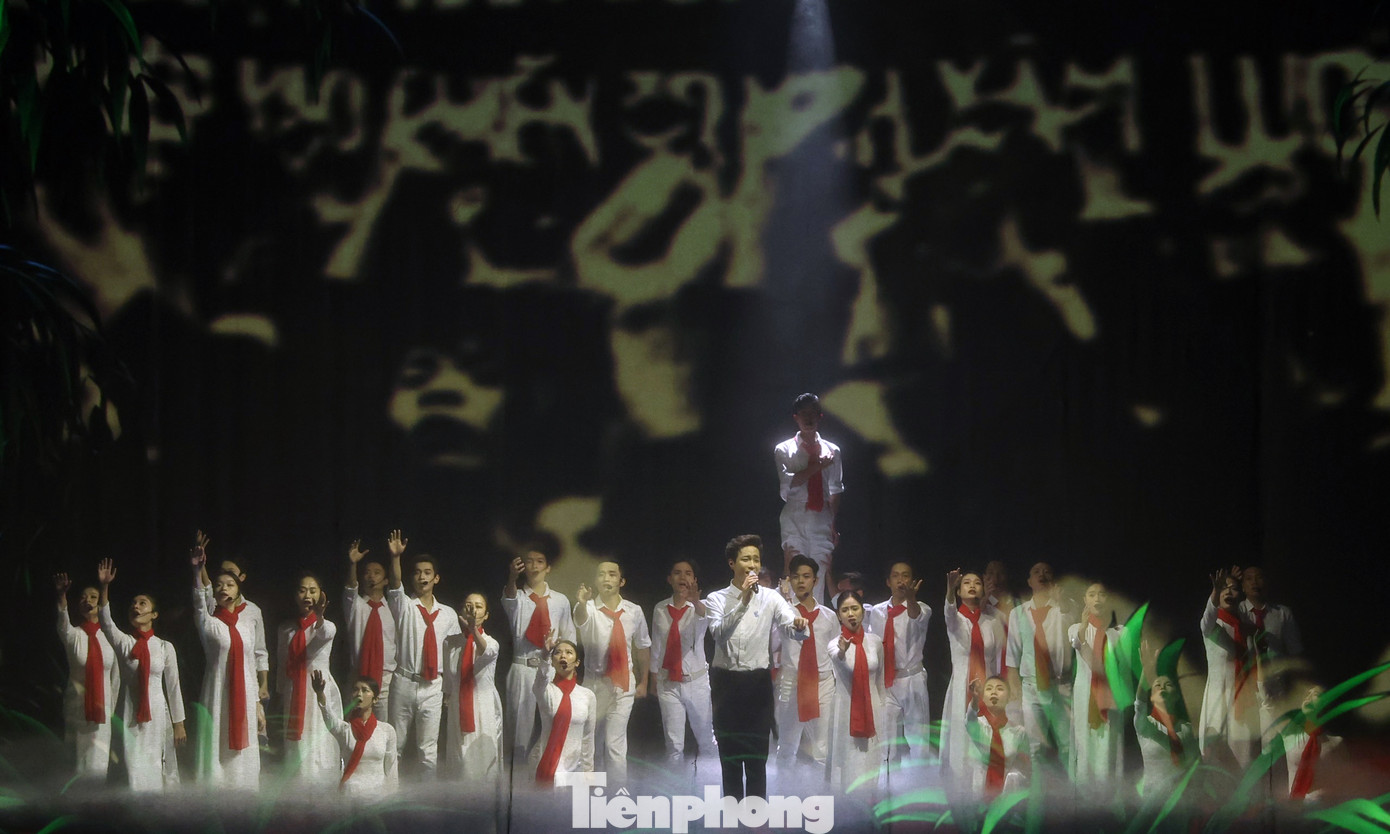 Mở màn chương trình là ca khúc mới được sáng tác dành riêng cho Đại hội Đại biểu toàn quốc Hội Sinh viên Việt Nam lần thứ XI - Tiếng Tổ quốc gọi ta sẵn sàng (Nguyễn Hữu Vượng và Cao Trung Hiếu) với những giai điệu hào hùng, đong đầy niềm tự hào của lớp trẻ, luôn sẵn lòng phụng sự Tổ quốc.