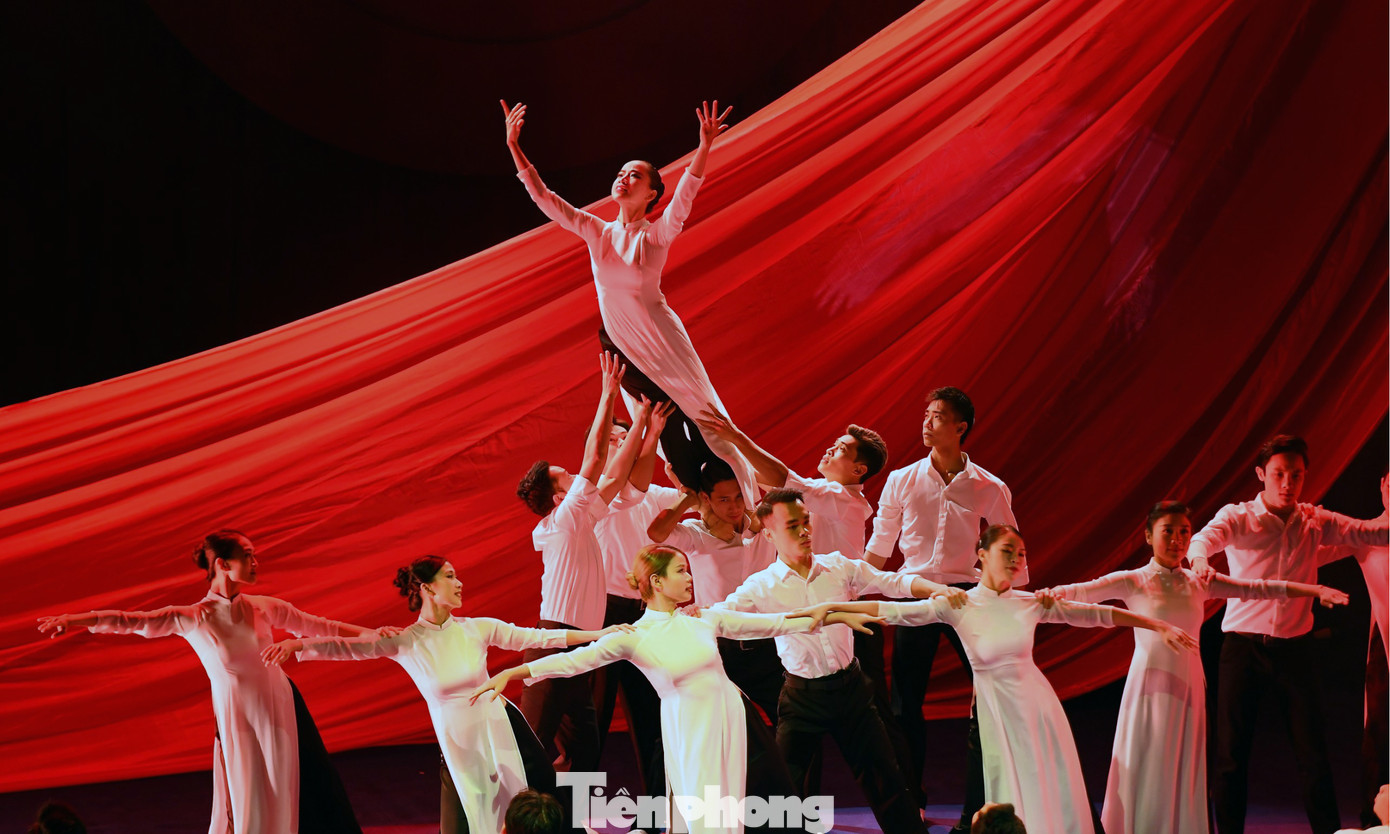 "Sinh viên Việt Nam vững vàng bản sắc, xây khát vọng, tự hào tiến bước" là chủ đề của chương trình nghệ thuật chào mừng phiên toàn thể Đại hội đại biểu toàn quốc Hội Sinh viên Việt Nam toàn quốc lần thứ XI, nhiệm kỳ 2023 - 2028 diễn ra vào sáng 19/12, tại Hà Nội.