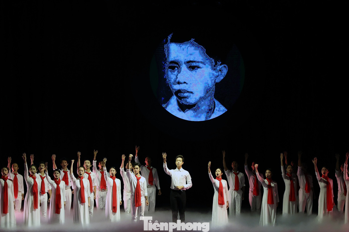 Tiếp đó là bản hùng ca bất hủ Dậy mà đi, cùng ca khúc Sáng mãi ngọn lửa Trần Văn Ơn, thể hiện hình ảnh xuống đường đầy hào khí của sinh viên xưa, nhắc lại sự kiện Trần Văn Ơn hy sinh ngày 9/1/1950 - một ngày lịch sử đã được chọn làm Ngày truyền thống Học sinh - Sinh viên Việt Nam.