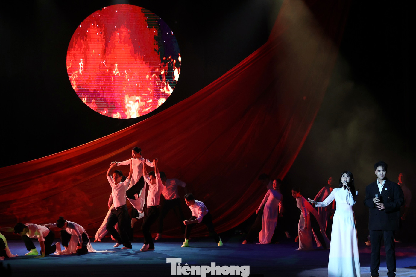 Theo Ban Tổ chức, chủ đề của chương trình nghệ thuật được dựa trên lời phát biểu của Hồ Chủ tịch tại Đại hội Đại biểu toàn quốc Hội Sinh viên Việt Nam lần thứ II.